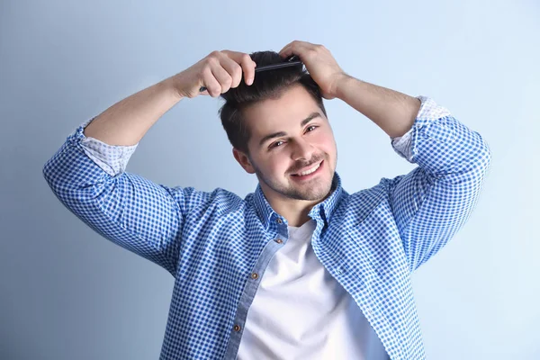 Guapo joven peinando el pelo —  Fotos de Stock