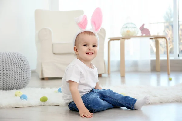 Bebeği tavşan kulakları — Stok fotoğraf