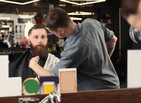 Перукар гоління клієнт в перукарні — стокове фото