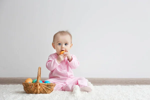 Bebê com cesta cheia de ovos de Páscoa — Fotografia de Stock