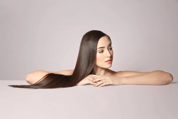 Mujer con pelo largo y liso —  Fotos de Stock