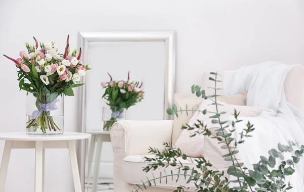Interior design della stanza con bellissimi fiori — Foto Stock