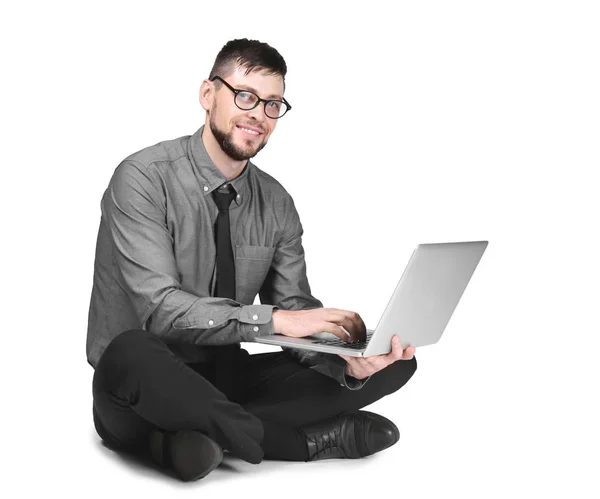 Schöner Programmierer mit Laptop auf weißem Hintergrund — Stockfoto