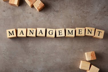 Ahşap küpleri renk arka plan üzerinde kelime yönetimi ile