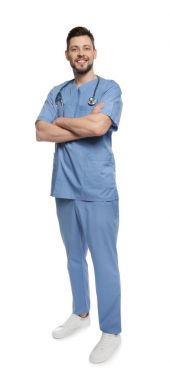 Beyaz arka plan üzerinde yakışıklı cerrah