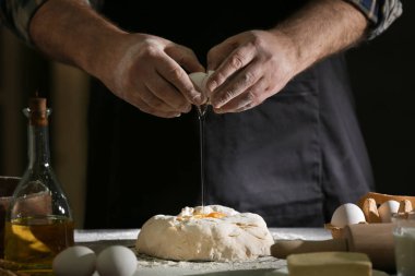 Adam mutfakta hamur yapma