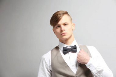 Yakışıklı genç adam. 