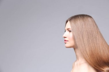 Uzun saçlı genç bir kadın. 