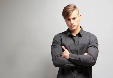 Yakışıklı genç adam. 