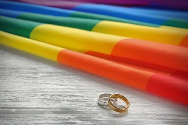 İki alyans ve gökkuşağı homoseksüel bayrağı 