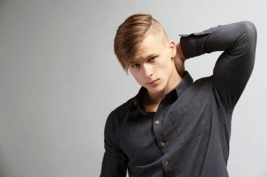 Yakışıklı genç adam. 