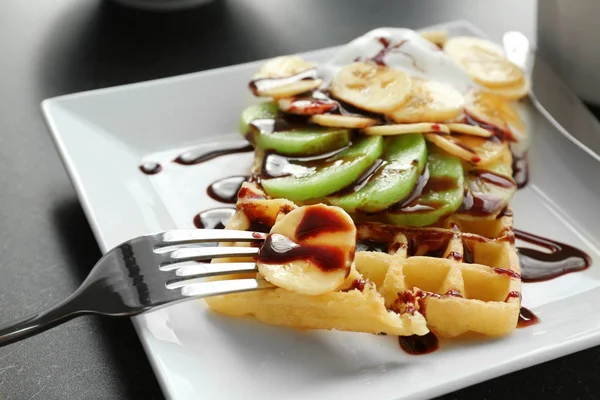 Lezzetli meyve ile lezzetli waffle — Stok fotoğraf