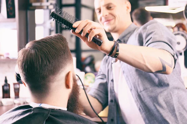 Barber att göra moderna manliga frisyr — Stockfoto