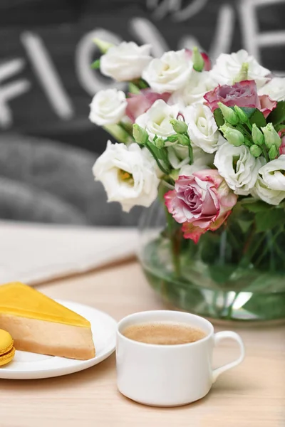 Gâteau savoureux et beau bouquet — Photo