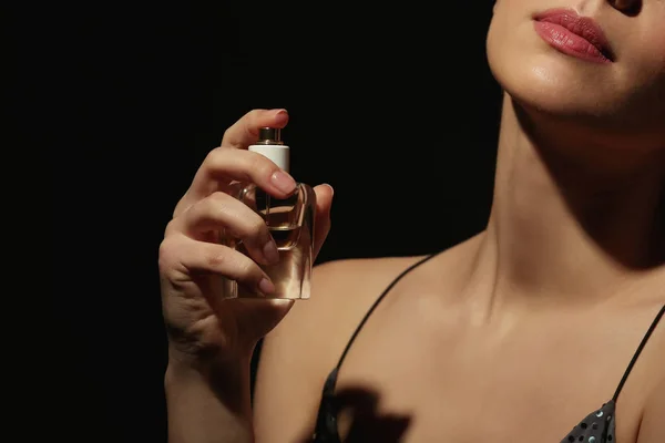 Vacker ung kvinna med en flaska parfym — Stockfoto