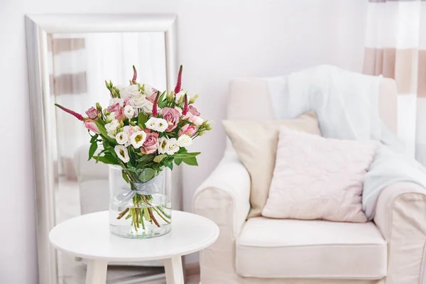 Design interiéru pokoje s krásnými květinami — Stock fotografie