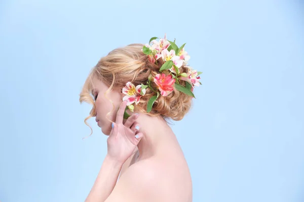 Jonge vrouw met bloemen in haar — Stockfoto