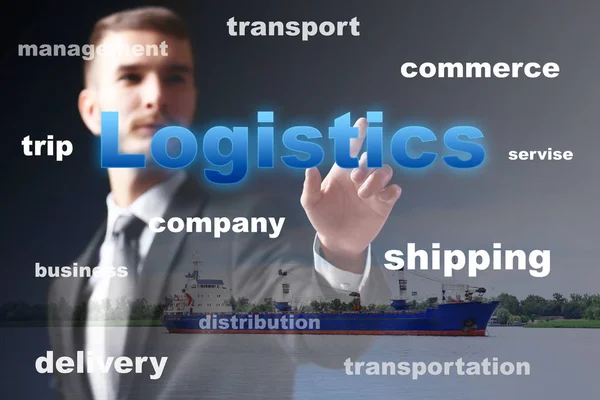 Logistik und Großhandelskonzept. Mann arbeitet mit virtuellem Bildschirm — Stockfoto