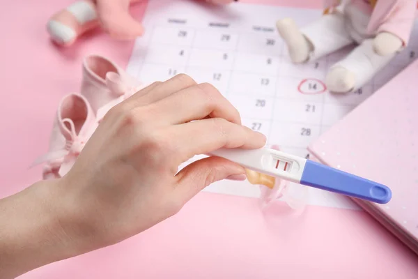 Test ciążowy w ręku — Zdjęcie stockowe