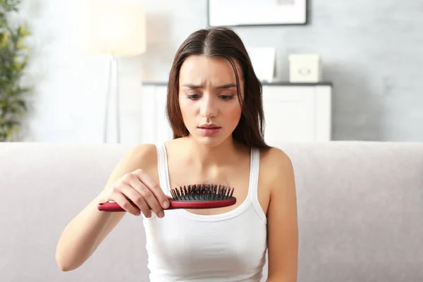 Donna con problema di perdita di capelli — Foto Stock