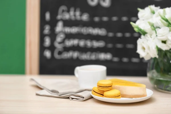 Tasty cake and beautiful bouquet — Stock Photo, Image