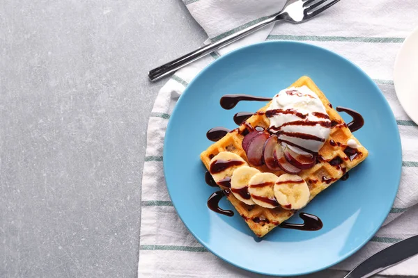 Ízletes waffle, finom gyümölcsökkel — Stock Fotó