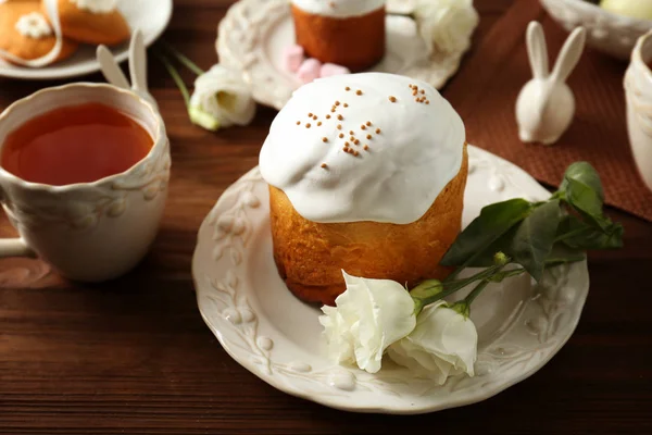 Пасхальный торт с чашкой чая — стоковое фото