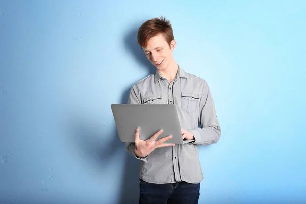 Adolescente com laptop moderno — Fotografia de Stock