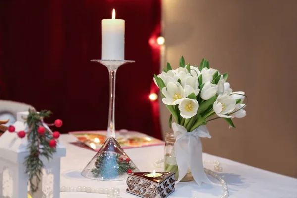 Прекрасный свадебный букет со свечой — стоковое фото