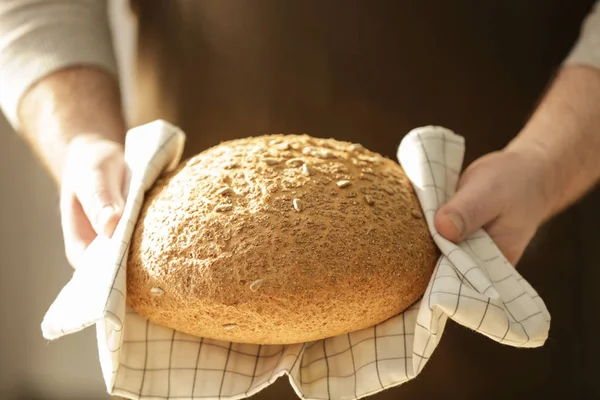 Laki-laki koki dengan roti — Stok Foto