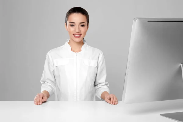 Young woman pharmacist — Stock Photo, Image