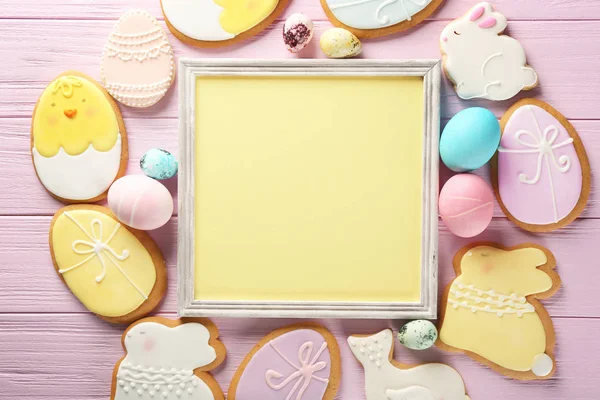 Rahmen mit Platz für Text und kreative Osterkekse auf rosa Holzgrund — Stockfoto