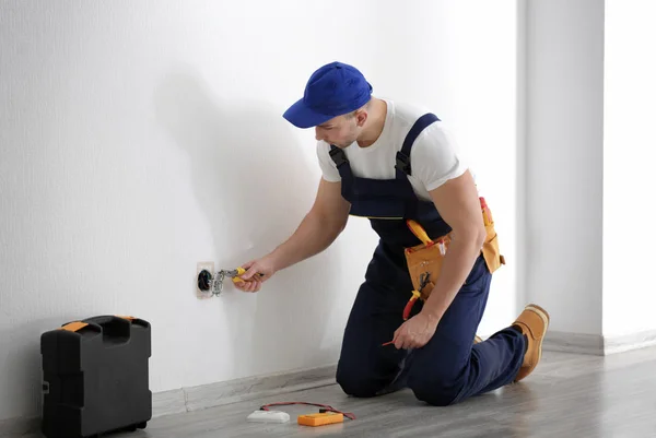 Electrician repairing socket — Stock Photo, Image