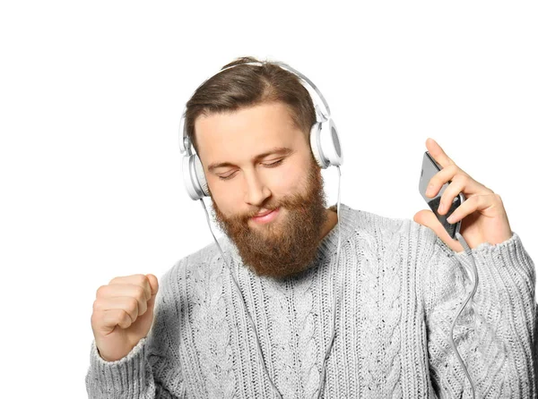 Νέοι Γενειοφόρος Άνδρας Ακούτε Μουσική Ακουστικά Άσπρο Φόντο — Φωτογραφία Αρχείου