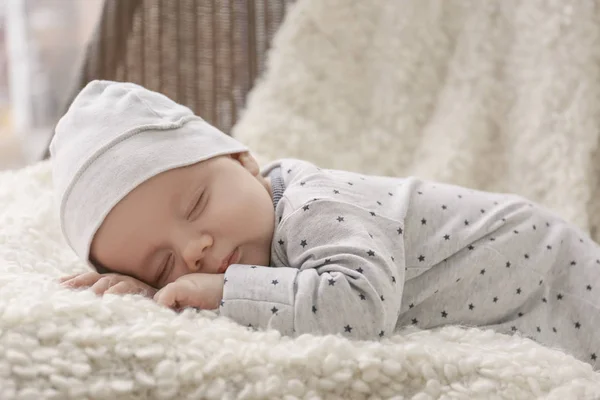 Niedliches schlafendes Baby — Stockfoto