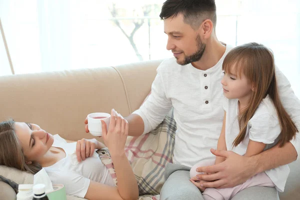 Hasta bir kadın dikkat çekici aile — Stok fotoğraf