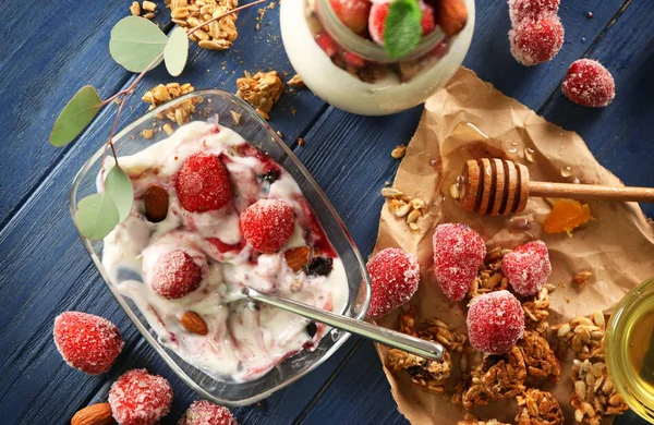 Delicioso yogur con fresa congelada —  Fotos de Stock