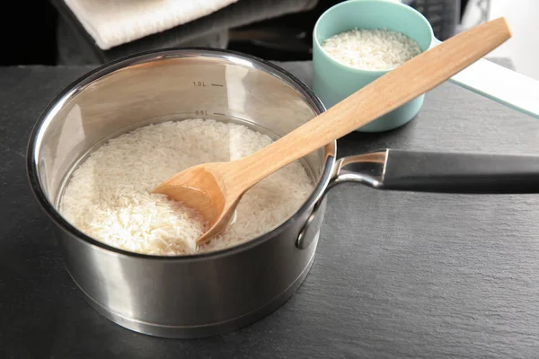 Rijst in de pan op tafel — Stockfoto