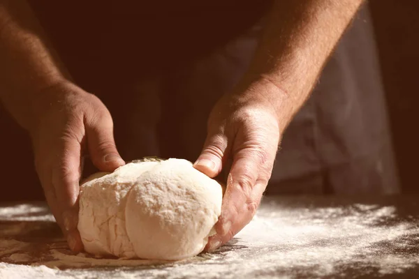 Homem fazendo massa na cozinha — Fotografia de Stock