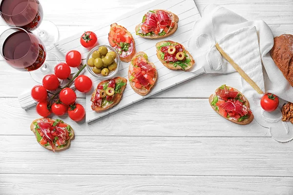 Bruschettas serveras med vin — Stockfoto