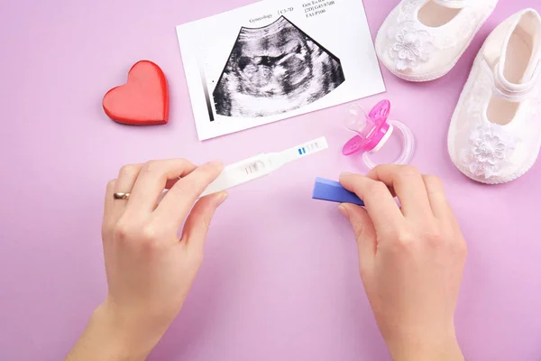 Pregnancy test in hands — Stock Photo, Image