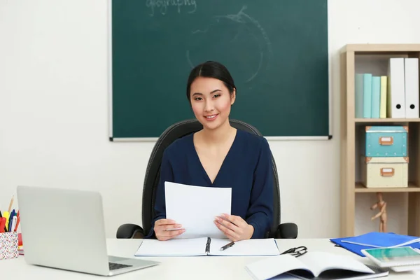 Portret Nauczycielka Azjatka — Zdjęcie stockowe