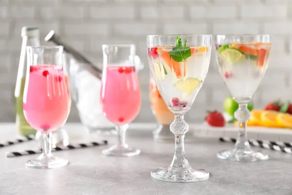 Glasses of delicious wine spritzer on grey table — Stock Photo, Image