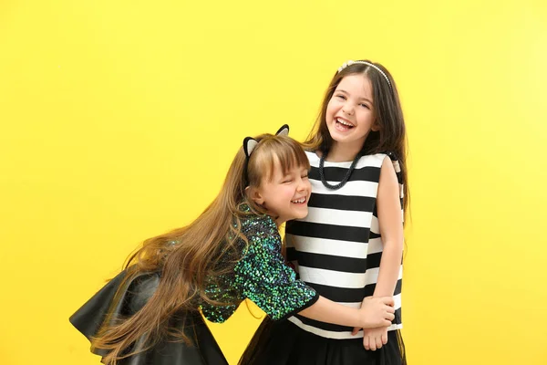 Söta små flickor att ha kul på gul bakgrund — Stockfoto