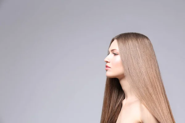 Giovane donna con i capelli lunghi Foto Stock