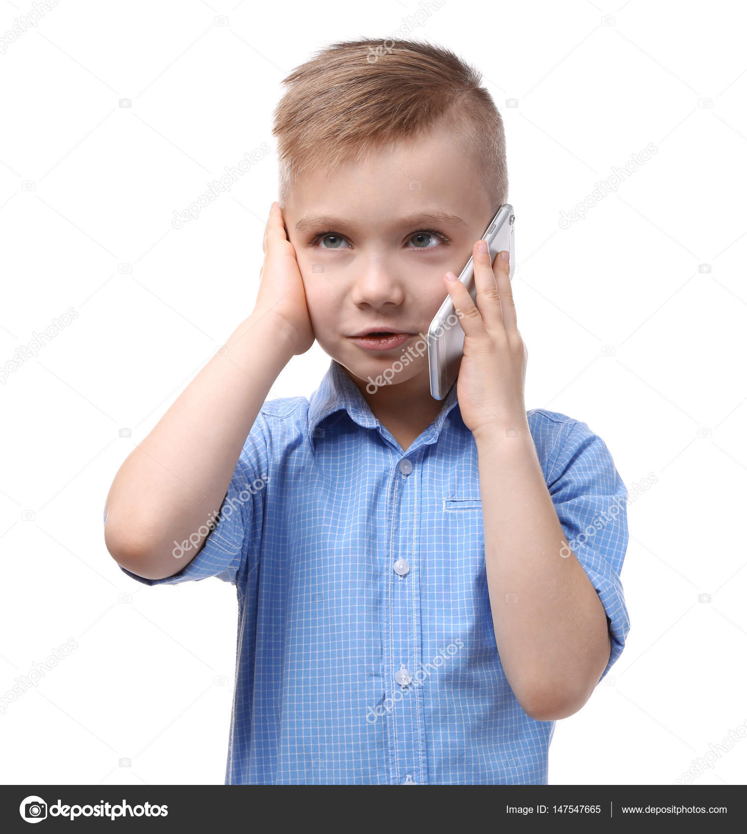 Søt liten gutt som snakker i telefonen. – stockfoto © belchonock #147547665, image size:1522x1700