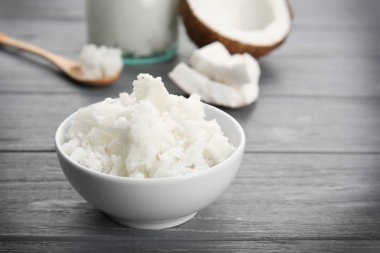 Taze hindistan cevizi yağı ile kase 