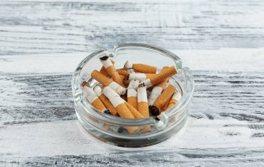 cam kül tablası ile sigara izmaritleri