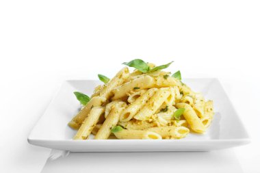 Beyaz zemin üzerine lezzetli makarna ile plaka