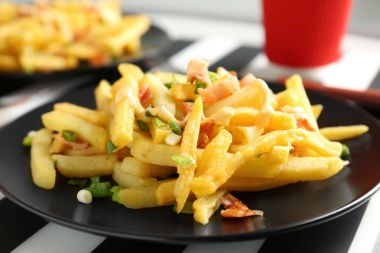 patates kızartması pastırma ve soğan ile